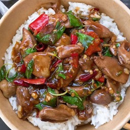 ข้าวกะเพราเครื่องในไก่ (ตับ หัวใจไก่)