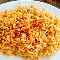 เส้นมาม่าลวกกระทียมเจียว