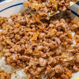 หมูสับคั่วน้ำปลาราดข้าว
