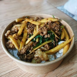 ข้าวกะเพราเนื้อสับหน่อไม้