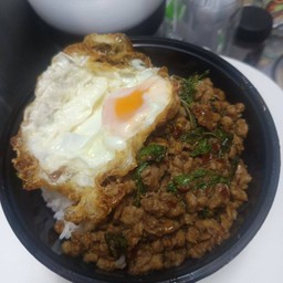 กะเพราเนื้อสับโคขุนไข่ดาว