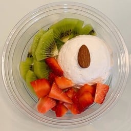 กรีกโยเกิร์ต 1 scoop + ผลไม้ 2 อย่าง