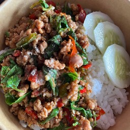 กระเพราหมูราดข้าว