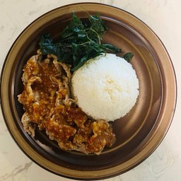 ข้าวกะเพราเนื้อสไลด์ Stir fried Thai basil with Sliced beef