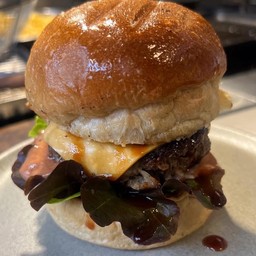 B2 เบอร์เกอร์หมูชีส Pork Burger