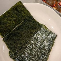 สาหร่ายญี่ปุ่น 1 ห่อ มี ( 8 แผ่น )