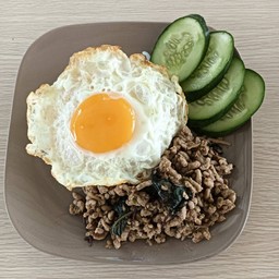 ข้าวกะเพราโบราณหมูสับ ไข่ดาว