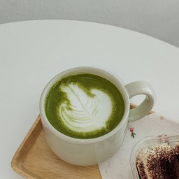 มัทฉะลาเต้ร้อน