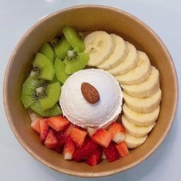 กรีกโยเกิร์ต 1 scoop + ผลไม้ 3 อย่าง