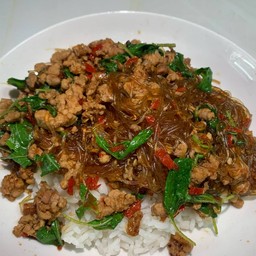 ข้าวราดกะเพราหมูสับใส่วุ้นเส้น