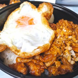 ข้าว หมูชิ้นกระเทียมพริกไทย