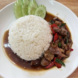 กระเพราเครื่องในไก่ราดข้าว