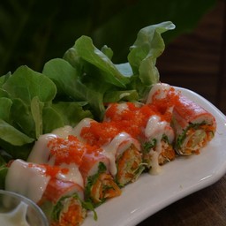 สลัดโรลปูอัดไข่กุ้งลาวา
