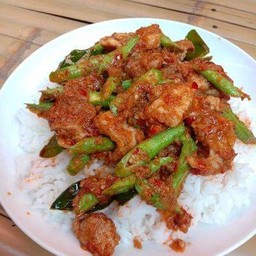 ข้าวผัดพริกแกงเนื้อ
