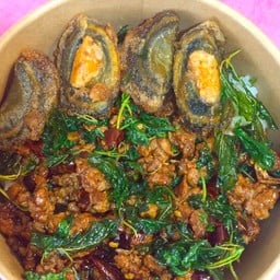 ข้าวไข่เยี่ยวม้ากระเพรากรอบหมูสับ