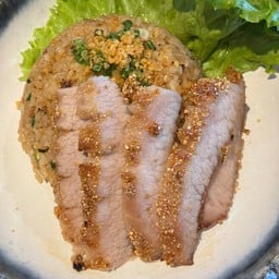 ข้าวกระเทียมคอหมูย่าง