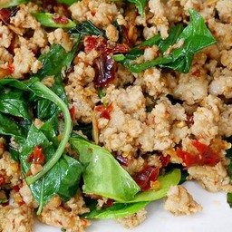 ข้าวโหระพาผัดพริกหมูสับ