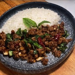 ข้าวกะเพราเนื้อโคขุนไทย rice with basil sauce beef