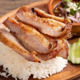 ข้าวหน้าหมูย่างจิ้มแจ่ว