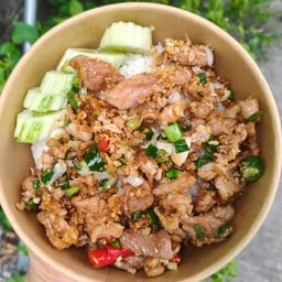 หมูชิ้นคั่วพริกเกลือราดข้าว