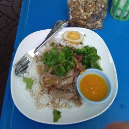 ข้าวขาหมูป้าแขก หน้าหมู่บ้านทิพย์ธารา