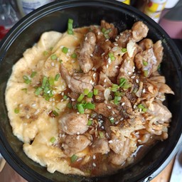 ข้าวไข่ข้น หมูชิ้นกระเทียมพริกไทย