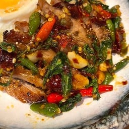 ข้าวกะเพราคอหมูย่าง