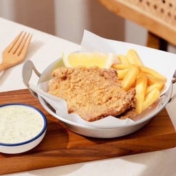 สะโพกไก่เต็มชิ้นและเฟรนช์ฟรายส์ Whole Fried Chicken Thigh and French Fries