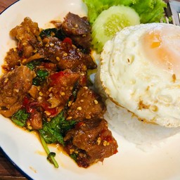 ข้าวกะเพราเนื้อตุ๋น+ไข่ดาว