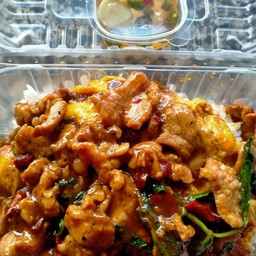 ข้าวไข่ข้นกะเพราหมูชิ้น