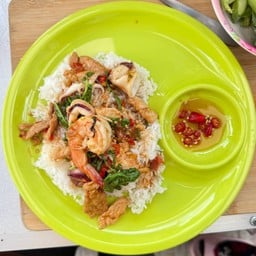 กระเพรารวมมิตร ราดข้าว