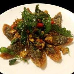 ผัดกะเพราไข่เยี่ยวม้าหมูสับ