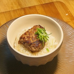 ข้าวแฮมเบิร์กเนื้อโคขุน