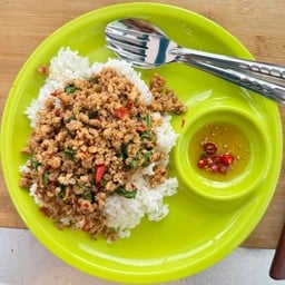 กระเพราหมูสับ ราดข้าว