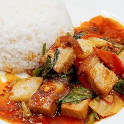 ข้าวผัดพริกแกงหมูกรอบ