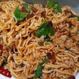 มาม่าผัดกะเพราหมูชิ้น