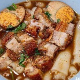 ก๋วยจั๊บน้ำข้นหมูกรอบมีไข่ด้วย