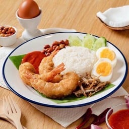 นาซิเลอมักกุ้งทอด Nasi Lemak with Fried Shrimps