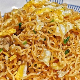 มาม่า ผัดไข่ ใสหมูสับ