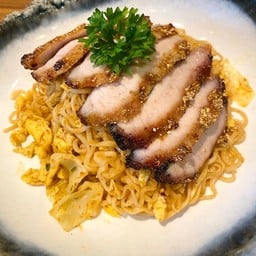 [อร่อยซ่ากับโค้ก] มาม่าผัดคอหมูย่าง +  โค้ก ออริจินัล (กระป๋อง)