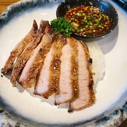 ข้าวหน้าคอหมูย่าง + น้ำจิ้มเเจ่ว