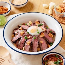 ข้าวผัดกระเทียมเนื้อย่างซอสแจ่ว Garlic Fried Rice with Grilled Beef and Jaew Sauce