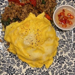 กระเพราหมุสับ +ไข่ข้น