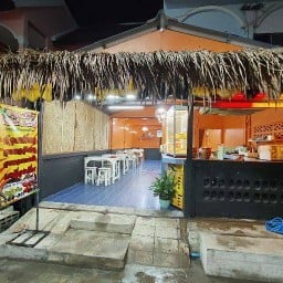 ร้านนายตั้มก๋วยเตี๋ยวไก่มะระหน้าบาร์ หนึ่ง