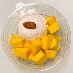 กรีกโยเกิร์ต 1 scoop + ผลไม้ไทย 1 อย่าง