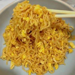 มาม่า ผัดไข่