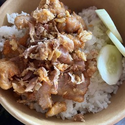 หมูทอดกระเทียมราดข้าว