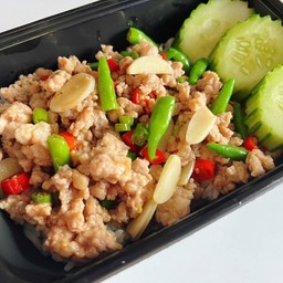 ข้าวหมูสับผัดพริกขี้หนูสวน