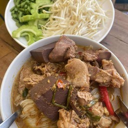 ขนมจีน กะทิโคราช เครื่องใน ผักขนมจีนครบชุด