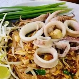 ผัดไทยโคตรโบราณ ปลาหมึก